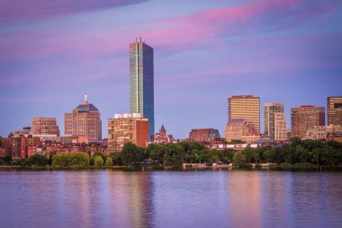 Boston manzarası ve gün batımında, Charles River Cambri görüldü
