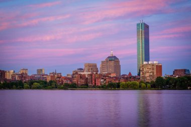 Boston manzarası ve gün batımında, Charles River Cambri görüldü