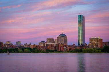 Boston manzarası ve gün batımında, Charles River Cambri görüldü