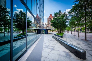 John Hancock Tower ve Trinity Kilisesi, Copley Meydanı, buna 