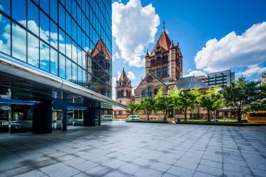 John Hancock Tower ve Trinity Kilisesi, Copley Meydanı, buna 
