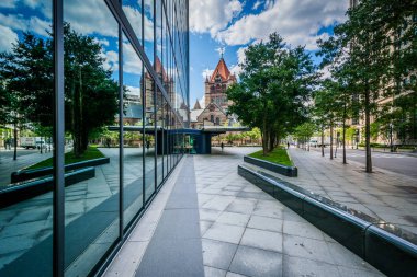 John Hancock Tower ve Trinity Kilisesi, Copley Meydanı, buna 