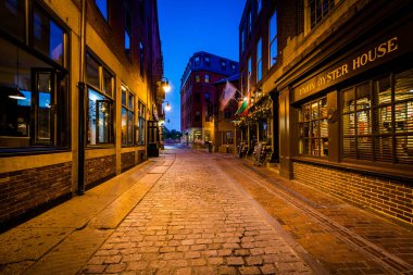 Güzel Arnavut kaldırımlı Marshall Street gece, Boston, M