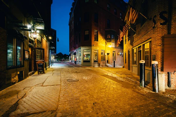 El hermoso adoquín Marshall Street en la noche, en Boston, M — Foto de Stock