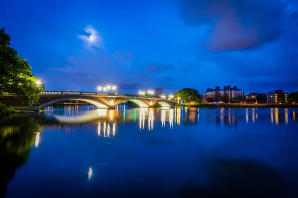 La luna sobre el puente John W Weeks y el río Charles por la noche — Foto de Stock