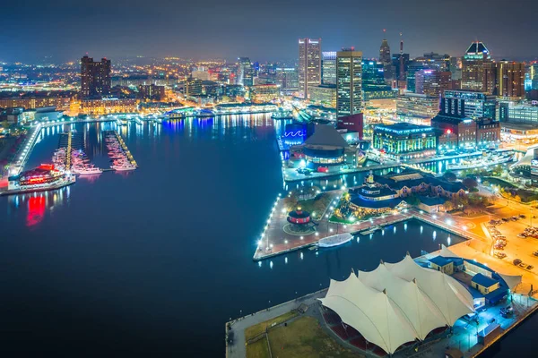 Luftaufnahme des Innenhafens bei Nacht, in Baltimore, Maryland — Stockfoto
