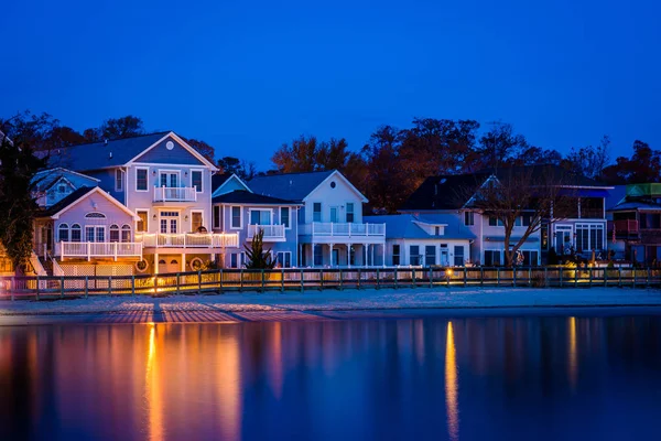 Casas à beira-mar à noite, em North Beach, Maryland . — Fotografia de Stock