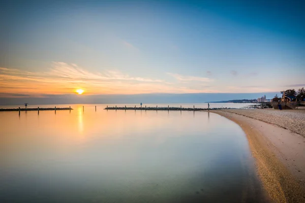 Lång exponering av Chesapeake Bay vid soluppgången, i North Beach, — Stockfoto