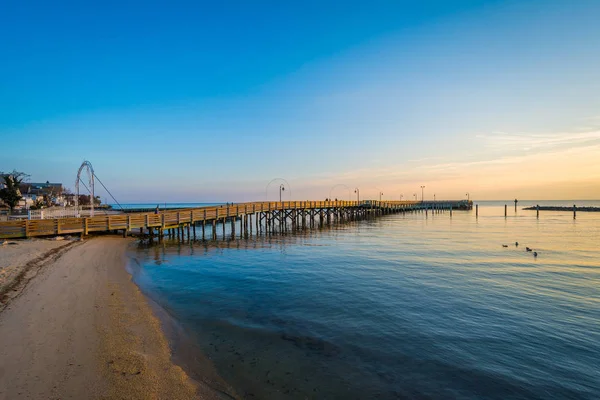 Рыбацкий пирс и Чесапикский залив на рассвете, в Норт-Бич , — стоковое фото