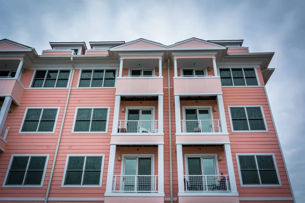 Rosa bostadsrätt byggnad i North Beach, Maryland. — Stockfoto
