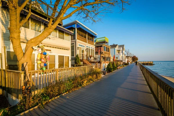 Häuser am Wasser und Strandpromenade in North Beach, Maryland. — Stockfoto