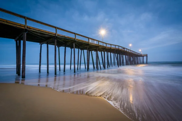 Vlny v Atlantském oceánu a rybářské molo za soumraku, v — Stock fotografie
