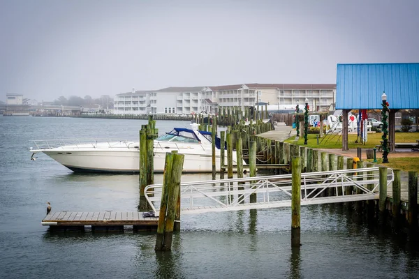 Човен пристикувався на набережній парк, на Chincoteague острові, Virg — стокове фото