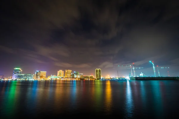 Die Skyline von Norfolk bei Nacht, von der Uferpromenade aus gesehen — Stockfoto