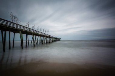 Balıkçılık iskele ve Atlas Okyanusu'nda Virgini uzun pozlama