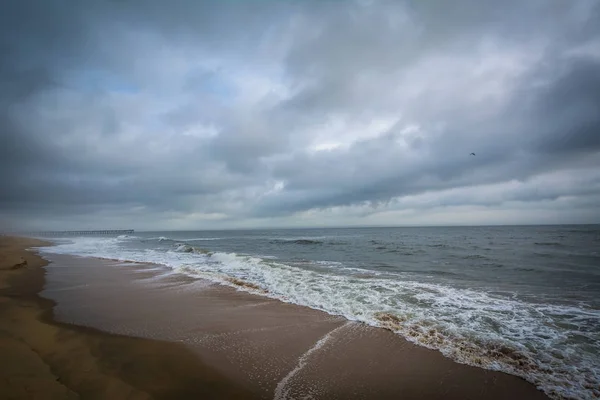 Dramatyczne niebo Ocean Atlantycki w Virginia Beach, Virginia — Zdjęcie stockowe