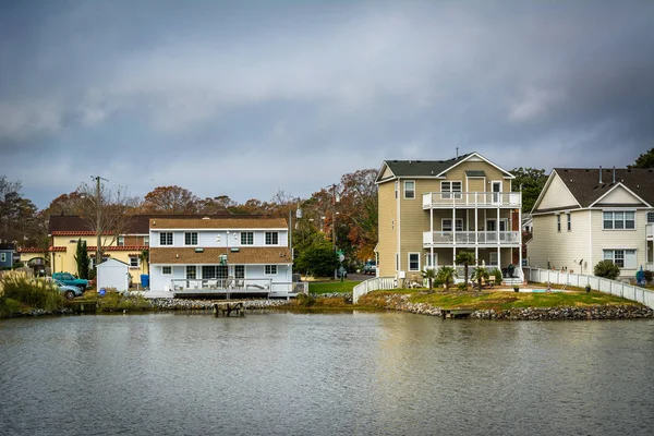 Casas a orillas del lago Holly, en Virginia Beach, Virgini — Foto de Stock