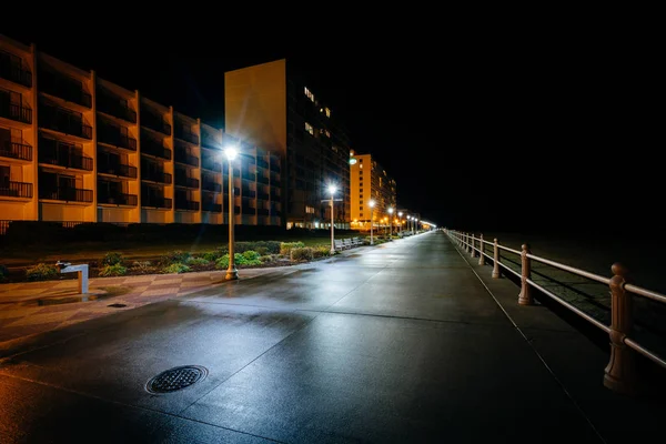 The boardwalk and highrise hotels at night in Virginia Beach, Vi — Stock Photo, Image