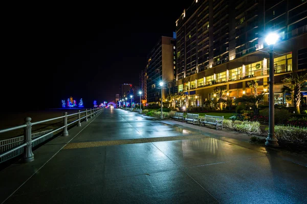 The boardwalk and highrise hotels at night in Virginia Beach, Vi — Stock Photo, Image