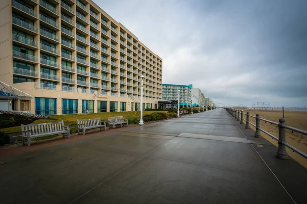 De promenade en highrise hotels in Virginia Beach, Virginia. — Stockfoto