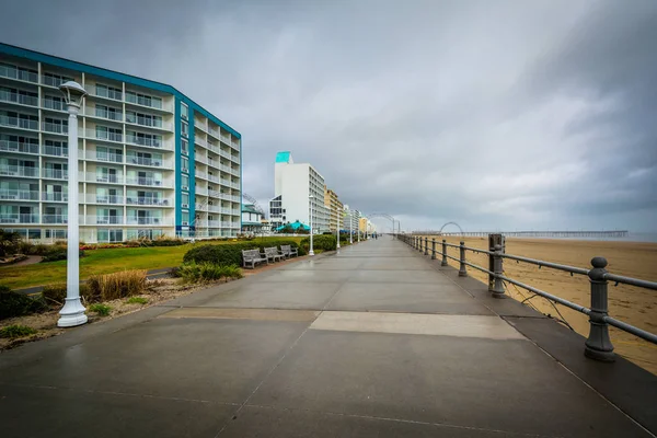 Boardwalk та highrise готелі в Вірджинія-Біч. — стокове фото