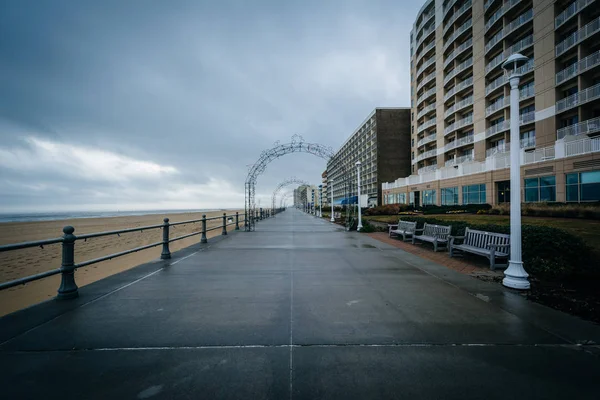 Die promenade und hochhäuser hotels in virginia beach, virginia. — Stockfoto