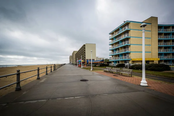 A virginiai Virginia Beach sétány és highrise szállodái. — Stock Fotó