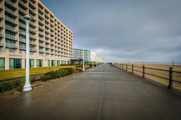 The boardwalk and highrise hotels in Virginia Beach, Virginia. — Stock Photo, Image