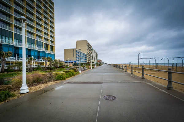 The boardwalk and highrise hotels in Virginia Beach, Virginia. — Stock Photo, Image