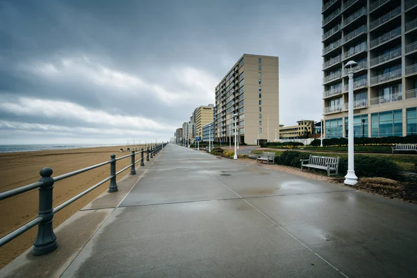 Die promenade und hochhäuser hotels in virginia beach, virginia. — Stockfoto