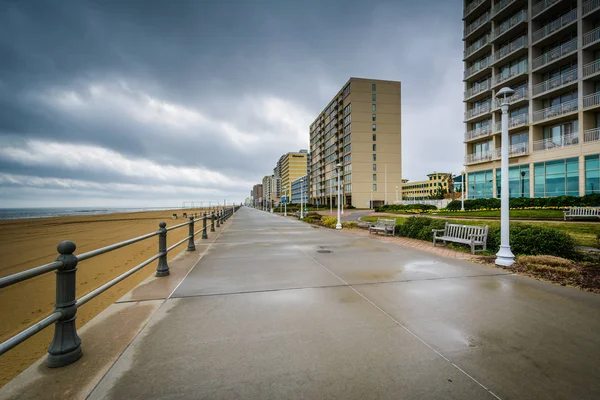 The boardwalk and high hotels in Virginia Beach, Вирджиния . — стоковое фото