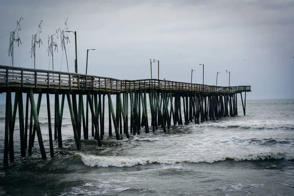 Ondas no Oceano Atlântico e no Cais de Pesca em Virginia Bea — Fotografia de Stock