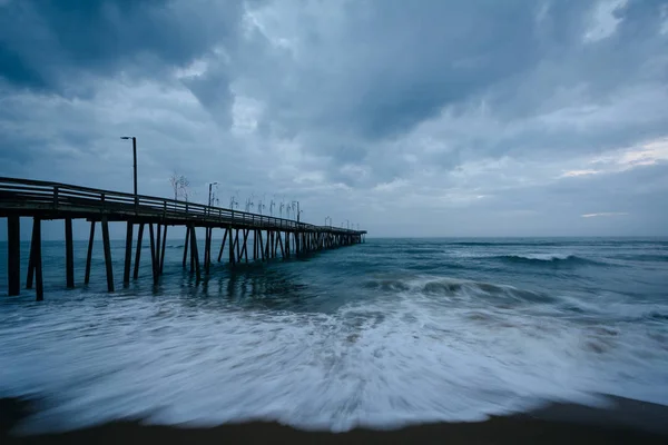 Ondas no Oceano Atlântico e no Cais de Pesca em Virginia Bea — Fotografia de Stock