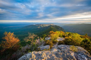 Görünüm tablo Rock, Blue Ridge dağlarının üzerinde akşam