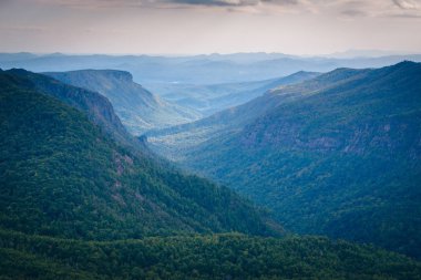 Linville Gorge Hawksbill dağda Pisgah Na gelen görünümünü