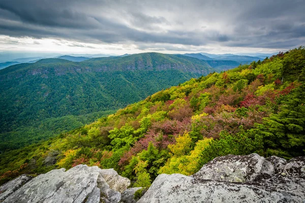 Wczesna jesień widok Blue Ridge Mountains z Mou szylkretowy — Zdjęcie stockowe