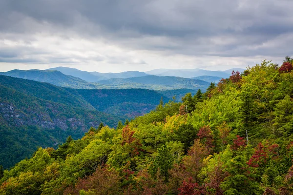 Wczesna jesień widok Blue Ridge Mountains z Mou szylkretowy — Zdjęcie stockowe