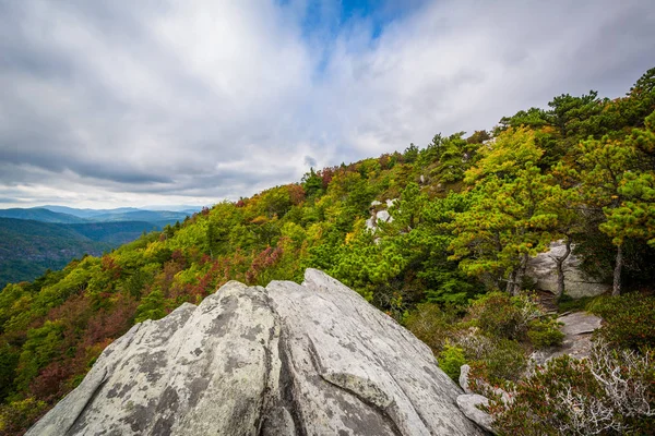 Frühherbst Blick auf den blauen Grat Berge von Hawksbill mou — Stockfoto