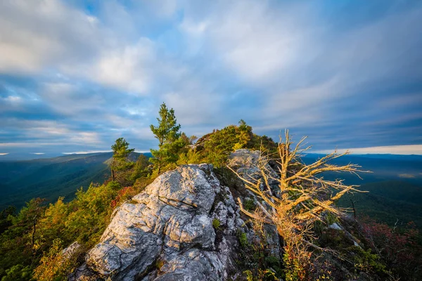 Evening view of the Blue Ridge Mountains from Table Rock, on the — Stock Photo, Image