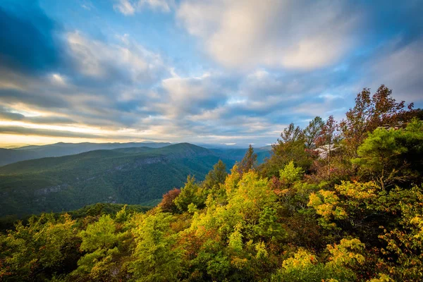 Wieczorem widok z Blue Ridge Mountains z tabeli Rock, na — Zdjęcie stockowe