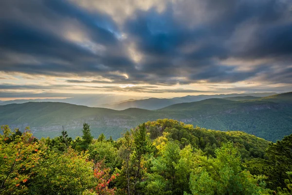 Evening view of the Blue Ridge Mountains from Table Rock, on the — Stock Photo, Image