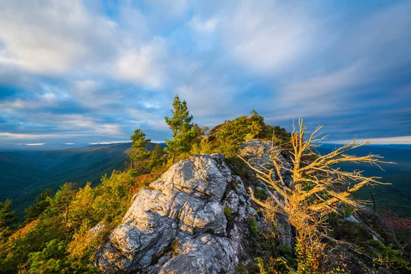 Görünüm tablo Rock, Blue Ridge dağlarının üzerinde akşam — Stok fotoğraf
