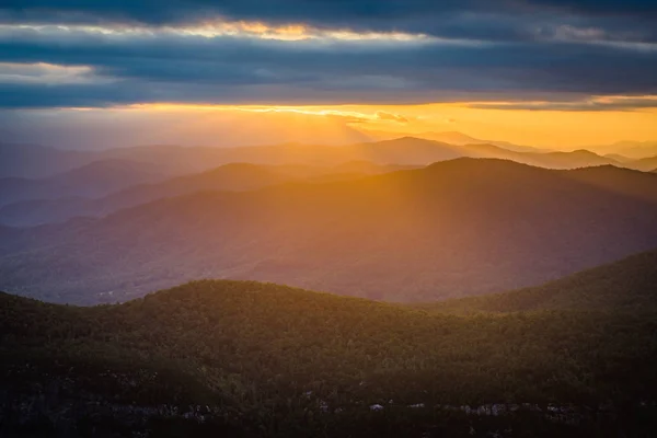 Pôr do sol sobre as Montanhas Blue Ridge de Table Rock, na borda — Fotografia de Stock