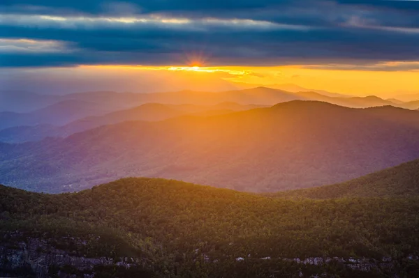 Západ slunce nad Blue Ridge Mountains z Table Rock, na ráfku — Stock fotografie