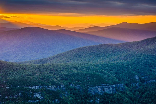 Zachód słońca nad Blue Ridge Mountains z tabeli Rock, na obręczy — Zdjęcie stockowe