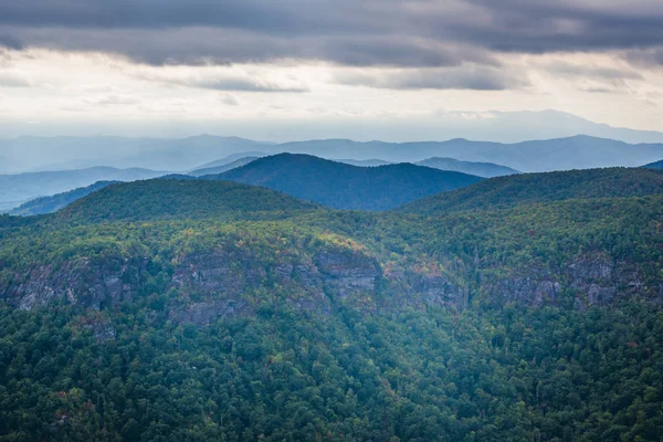 View of the Blue Ridge Mountains from Hawksbill Mountain, on the — Stock Photo, Image