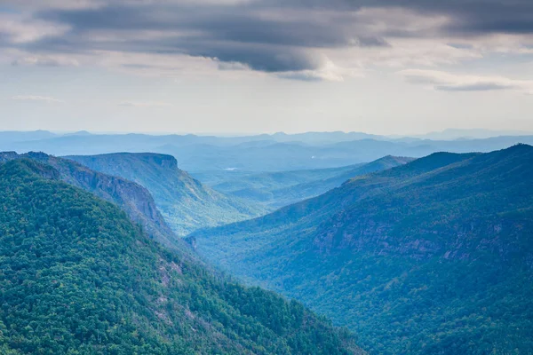 View of the Linville Gorge from Hawksbill Mountain, in Pisgah На — стоковое фото