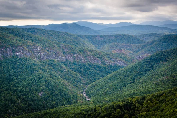 Vista do desfiladeiro de Linville da Montanha Hawksbill, em Pisgah Na — Fotografia de Stock