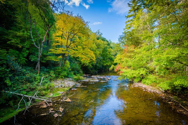 Il fiume Linville vicino a Linville Falls, lungo il Blue Ridge Par — Foto Stock