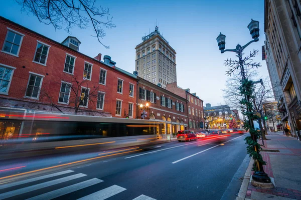 Tráfico moviéndose en King Street, en el centro de Lancaster, Pennsylvan —  Fotos de Stock